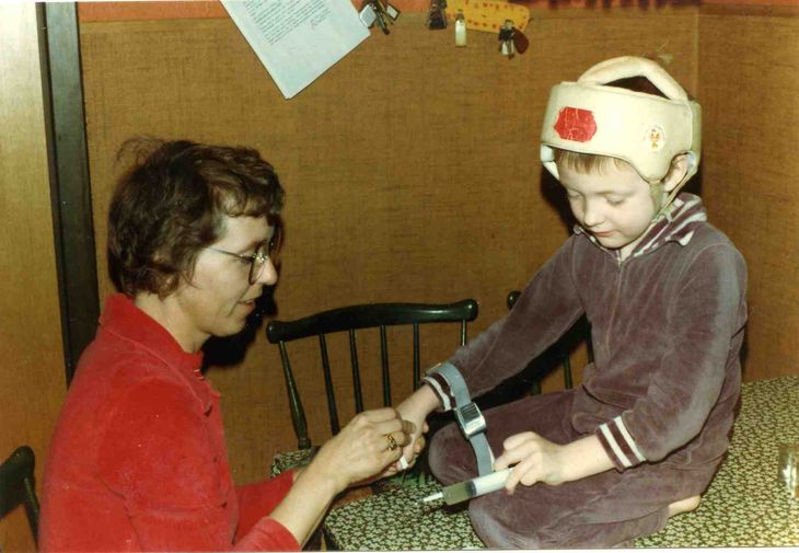 Palle Lykke Ravns mor giver ham medicin tilbage i starten af 1980'erne. Det var den medicin, der endte med at smitte ham med HIV. Palle lider af hæmofili i svær grad og gik med hjelm hele sin barndom for, at han ikke skulle slå sig. Privatfoto.