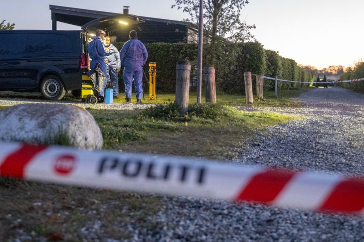 Politiet teknikere ved Patrick Nielsens hus i haveforeningen dagen efter, skudbygen var blevet affyret. Foto: Kenneth Meyer