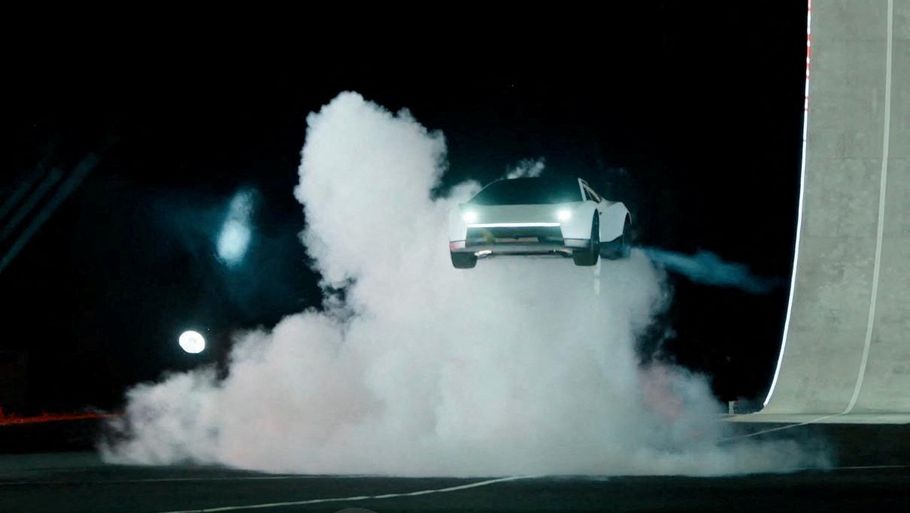 Tesla viser ekstrem ny model: Flyver og laver tricks i luften