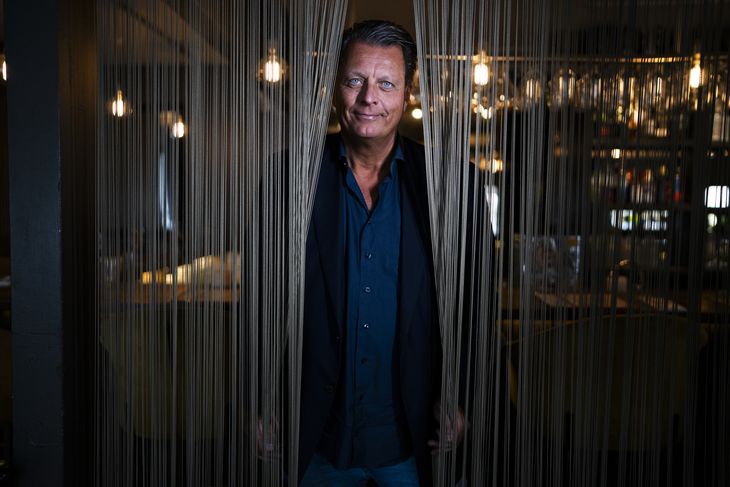 Philip Lundsgaard har gjort sig lange og svære overvejelser om, hvorvidt han skulle udgive en bog. Han har ny kæreste, familie og to voksne børn, men i sidste ende fandt han det vigtigt at fortælle sin historie - især for at hjælpe andre i samme situation som han. Foto: Anthon Unger