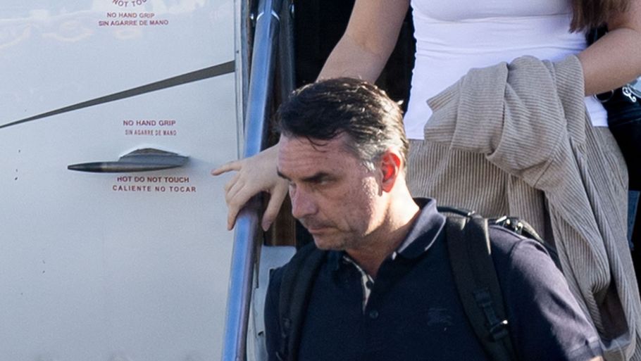 Flávio Bolsonaro træder onsdag ud af et fly i Miami i USA, efter at han søndag tabte præsidentvalget i Brasilien. Foto: Ricardo Arduengo/Ritzau Scanpix