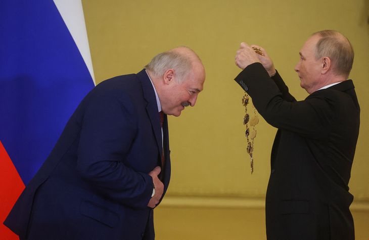 At kalde Lukashenko afhængig af Vladimir Putin er nok noget af en underdrivelse. Foto: Sergei Ilnitsky/Ritzau Scanpix