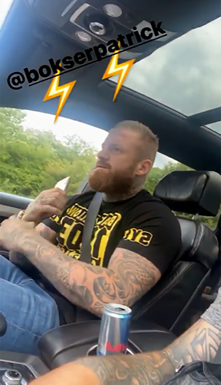 Her ses Bokser Patrick i bil med sin rockerbror Atypisk, mens han selv stadig var prøvemedlem. Privatfoto