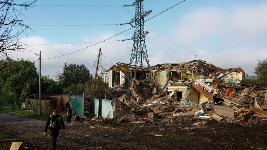 En politimand går forbi et hus, der er blevet ramt af et russisk missilangreb i byen Vyshhorod i regionen omkring Ukraines hovedstad, Kyiv. Rusland har skruet markant op for angrebene mod Kyiv i de seneste måneder. Billedet er taget tidligere i denne uge. Foto: Valentyn Ogirenko/Reuters