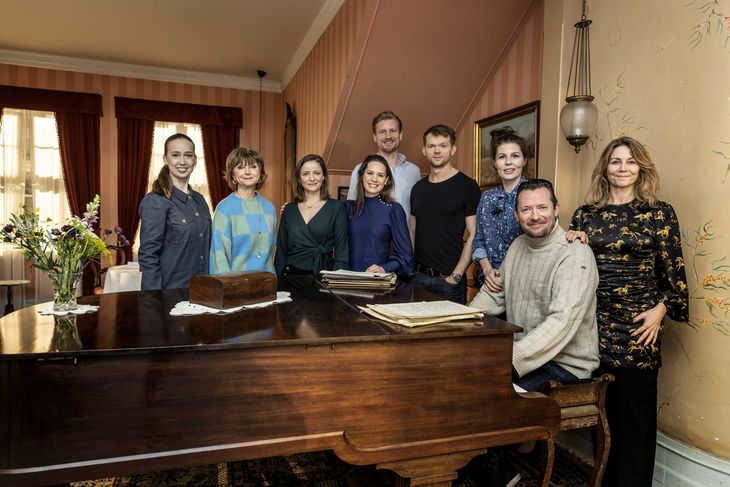 Merete Mærkedahl, Sonja Oppenhagen, Mette Alvang, Amalie Dollerup, Andreas Jebro, Sigurd Holmen Le Dous, Cecilie Stenspil, Jens Jacob Tychsen og Anne Louise Hassing ses her i forbindelse med den 9. sæson af programmet. Foto: Henning Hjorth